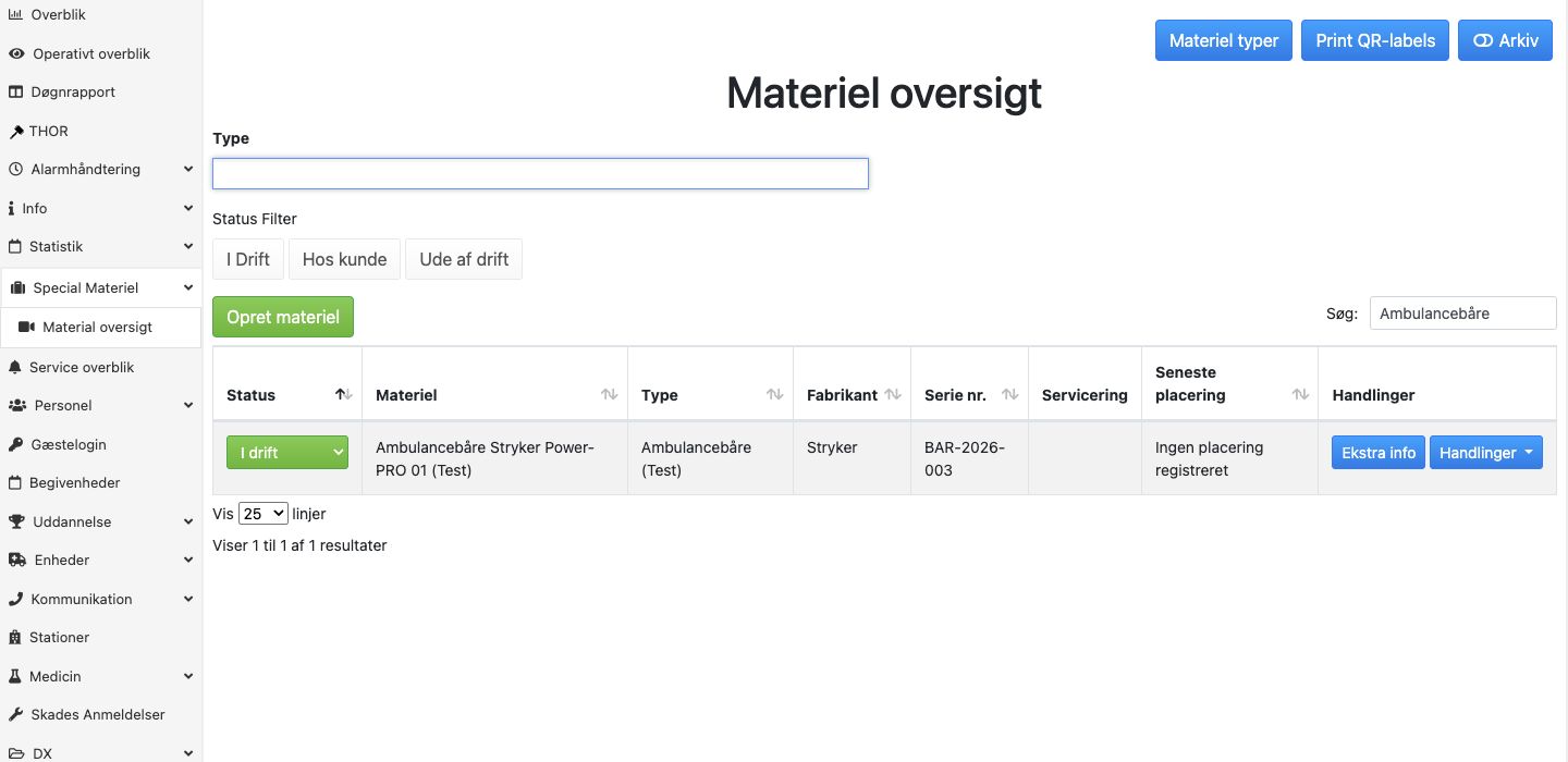Bred oversigt med status, materiel, type, serienummer, service og placering.